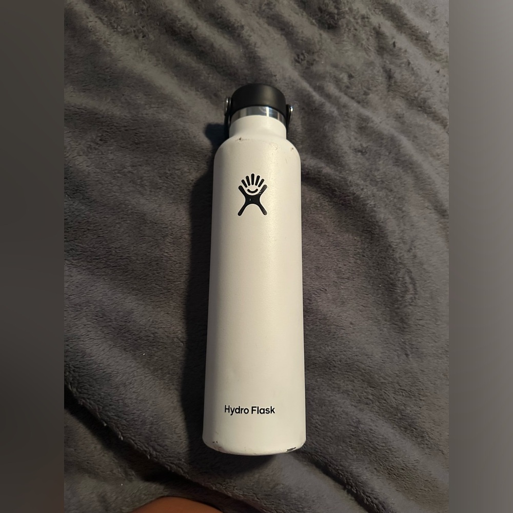 24 oz White Hydroflask with several flaws